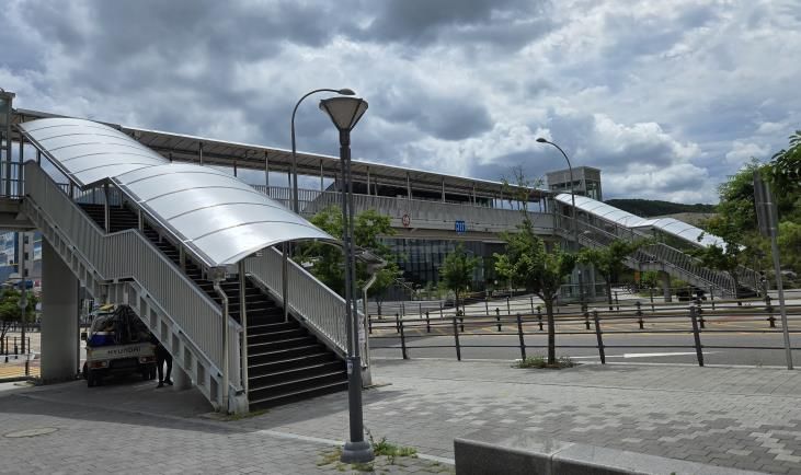 덮개가 설치된 남사도서관 앞 보도육교