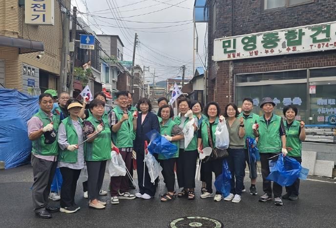 의정부시 의정부2동 새마을지도자회·부녀회, 태극기 거리 조성 구간 정화 활동 실시