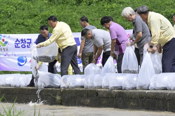 순창군 섬진강서 뜻깊은 뱀장어 방류행사… 생태복원 청신호