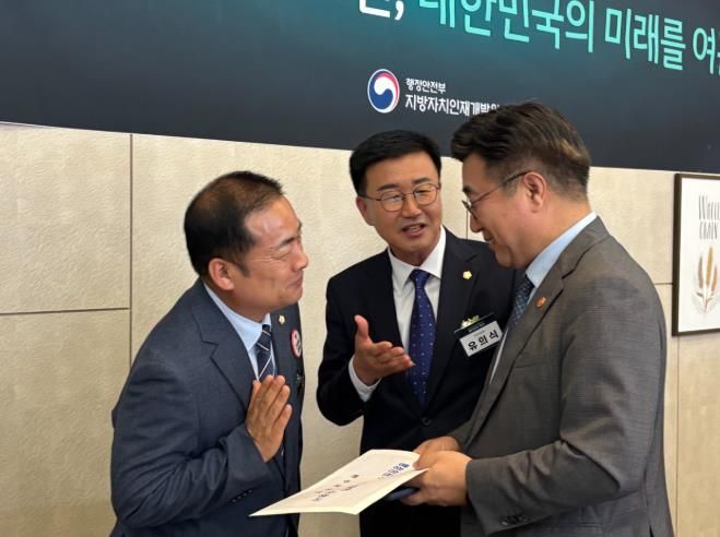 완주군의회, 윤호중 행안부 장관에 ‘완주·전주 통합 반대’ 건의서 전달