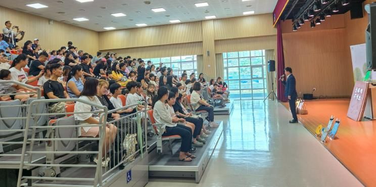 최충규 대덕구청장이 7일 대덕구 석봉도서관에서 ‘9월 독서의 달’ 기념 문화공연 ‘동화책 콘서트’에 참석해 공연을 관람하러 온 가족들에게 인사를 전하고 있다.