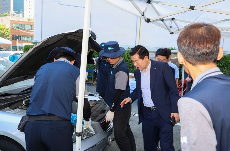 대구 중구, 추석 연휴 앞두고 비사업용 자동차 무상점검 실시(지난해 추석맞이 무상점검 중인 사진)