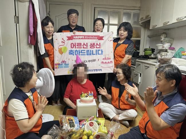 수원시 영통구 망포2동 지역사회보장협의체, 웃음꽃 활짝핀 홀몸 어르신 생신축하