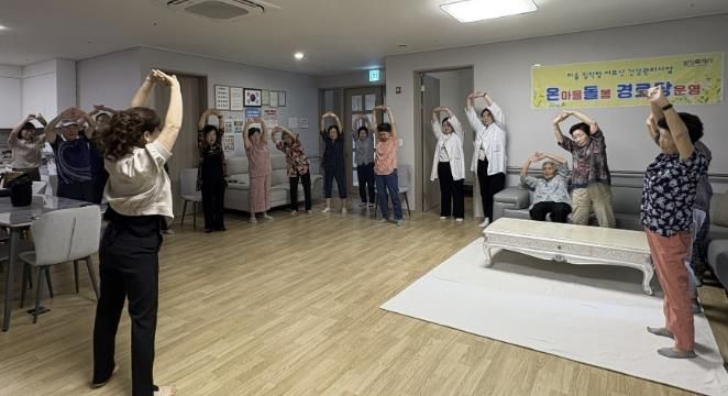 화성시동부보건소 관계자가 8일 병점1동 아이파크캐슬 경로당에서 온돌경로당 프로그램을 운영하고 있다