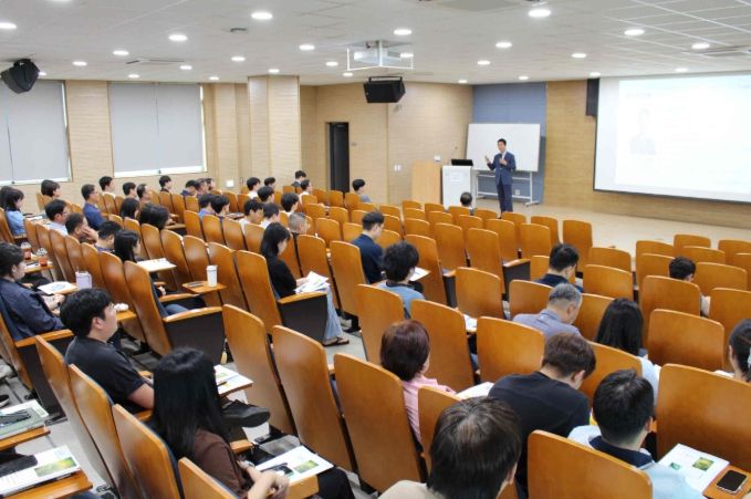 밀양시시설관리공단 임직원들이 농업기술센터 농업인교육관에서 열린 환경분야 명사 초청 특강에 참여하고 있다.