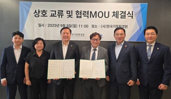 더불어민주당 전국기초의회의원협의회 기후위기·탄소중립특별위원회와 한국기후환경원 관계자들이 MOU 체결 후 기념사진을 촬영하고 있다. (왼쪽부터) 김윤환 성남시의원, 박경희 성남시의원, 조정식 위원장, 전의찬 원장, 이윤재 중랑구의원, 김기남 김포시의원.