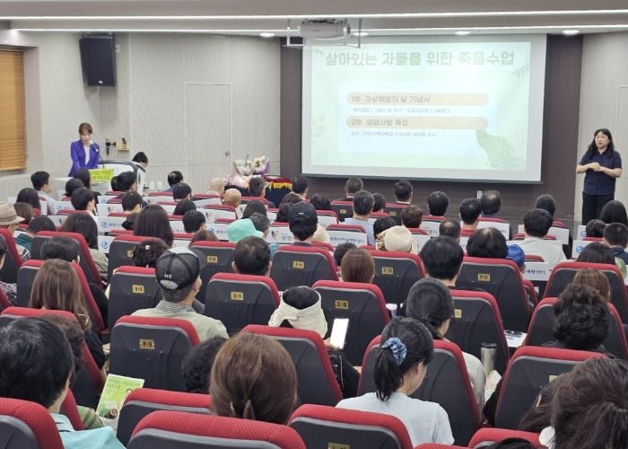 9일 광명시평생학습원 1층 강당에서 2025년 자살예방의 날 기념행사 '살아있는 자들을 위한 죽음수업'이 진행되고 있다.