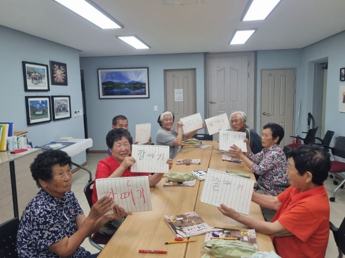평생학습 박람회의 프로그램인 문해골든벨의 예선전을 하고 있는 어르신들