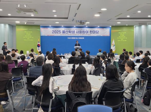천창수교육감이 18일 외솔회의실 '2025년 울산 학생 사회참여 한마당'에 참석해 인사말을 하고있다