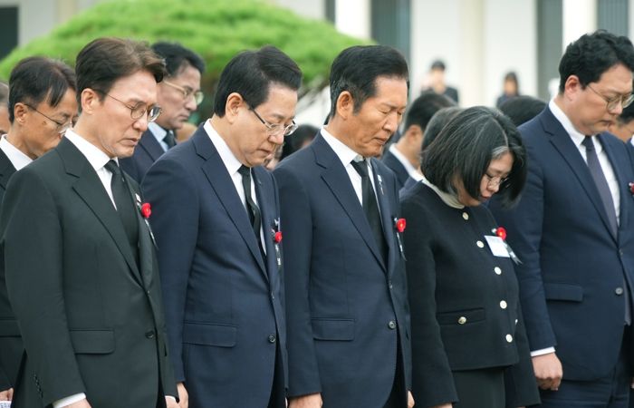 김영록 전라남도지사가 19일 구례군 지리산역사문화관에서 열린 ‘여순사건 제77주기 합동추념식’ 행사에서 김민석 국무총리, 정청래 민주당 대표 등 국회의원들과 희생자들에 대한 묵념을 하고 있다.