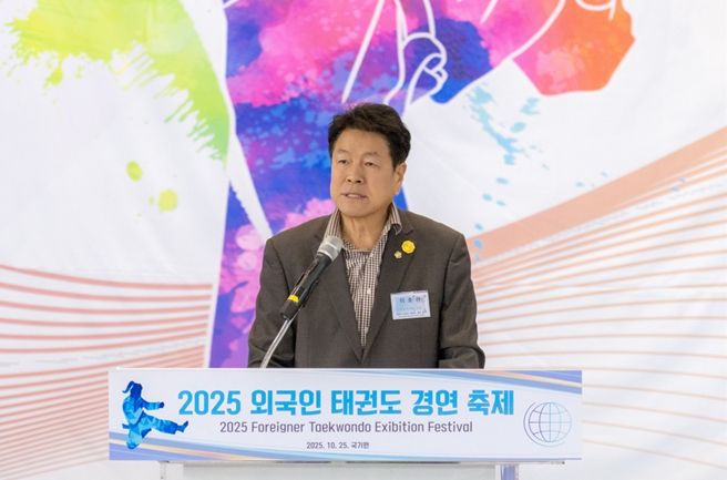 25일 열린 ‘2025 외국인 태권도 경연축제’에서 이호귀 의장이 축사를 하고 있다.
