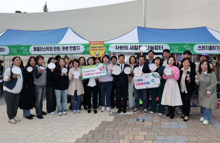 광산구가 지난 18일 월곡 목련로 일대에서 광산세계야시장이 열린 가운데, 먹거리 공간에서 상인이 다회용기를 사용하고 있다.