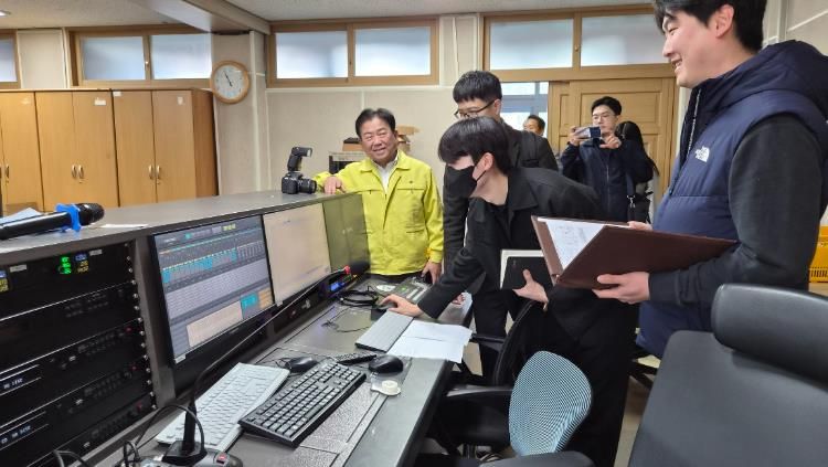 광주시교육청이 6일 광주고등학교에서 교육부, 한국교육시설안전원과 함께 수능시험장 방송시설을 점검하고 있다.