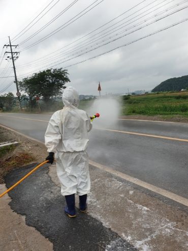 천안 풍서천 일대에서 H5형 조류인플루엔자(AI) 항원이 확인된 가운데 천안시가 인근 가금농가 입구를 통제하고 있다.