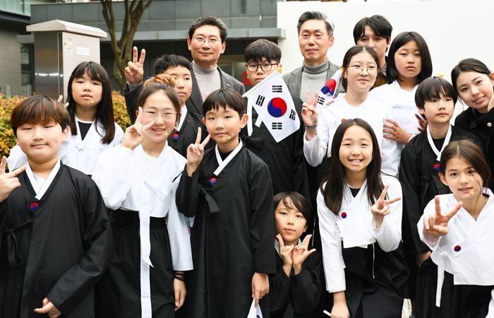 8일 수지구청에서 이상일 시장이 뮤지컬 ’13살 소녀의 이야기‘ 출연자들과 기념 사진을 촬영하고 있다