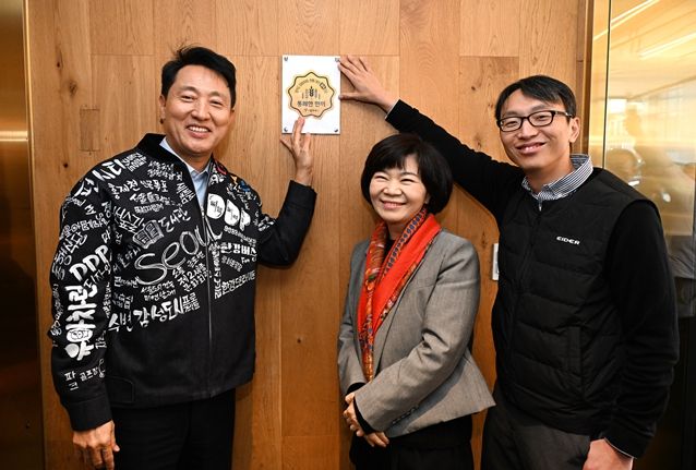 오세훈 서울시장이 11일 '통쾌한 한끼' 1호점으로 선정된 종로구 소재 식당(순대실록)에 인증마크를 부착 후 기념촬영 하고 있다. 왼쪽부터 오세훈 시장, 육경희 순대실록 대표, 정희원 서울시 건강총괄관.