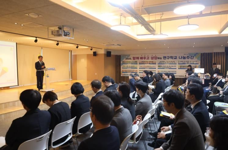 천창수 교육감이 11일 울산교육연구정보원 박상진홀에서 열린 '2025학년도 초등 연구학교 나눔주간' 행사에 참여해 인사말을 하고있다