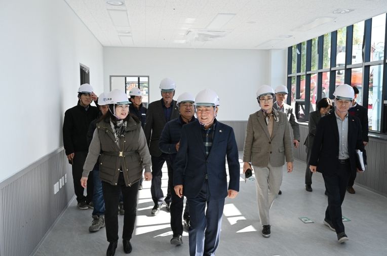 성낙인 창녕군수가 현장 관계자들과 함께 장애인복지 클러스터 조성사업 현장을 점검하고 있다.