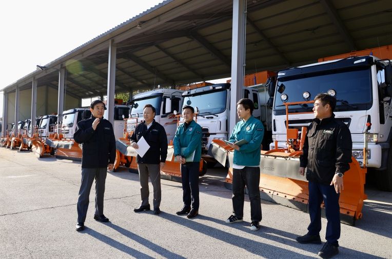 조길형 충주시장 동절기 재난 대비 현장 점검(왼쪽 조길형 시장이 제설제와 차량 장비 가동을 확인하고 있다)