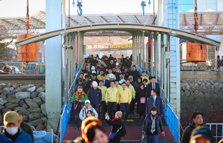 김민석 국무총리가 21일 동절기 해양안전사고 예방 점검차 인천 중구 연안여객터미널을 방문, 이용실태를 확인하고 있다.