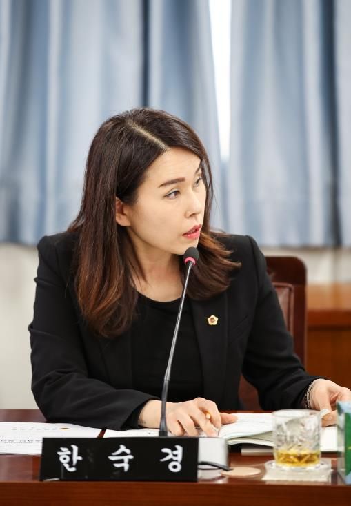 한숙경 의원(더불어민주당·순천7)이 21일 전라남도 보건복지국 소관 2026년도 예산안 심사에서 질의하고 있다.
