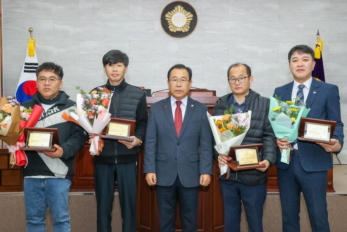 유공자 단체 사진(최부철, 조만수, 김형섭, 보건사업과장 성상길 대리 수령)