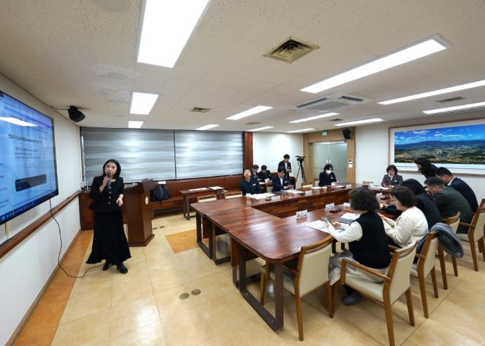 양평군의회 의원 및 직원들이 교육을 듣고 있다.