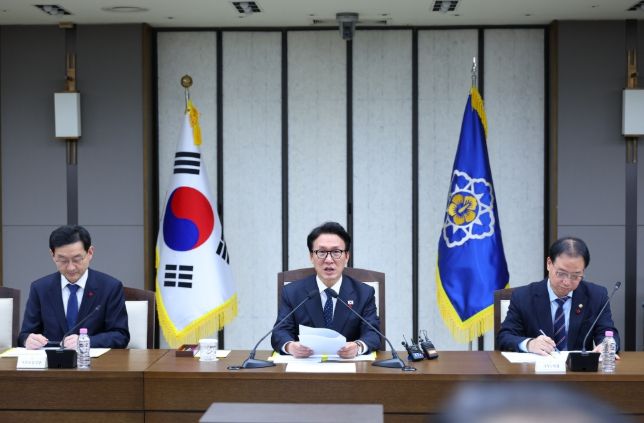 김민석 국무총리가 24일 세종 다솜로 정부세종청사에서 자살 예방 관계 장관회의를 주재하고 있다.(국무조정실)