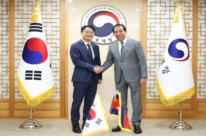 한-캄보디아 국세청장회의(임광현 국세청장과 꽁 위볼 캄보디아 국세청장)