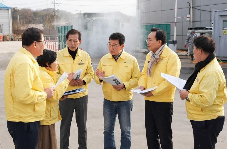 윤병태 시장(오른쪽 두 번째)과 신정훈 국회의원(오른쪽 세 번째)이 거점소독시설을 방문해 방역 추진 상황을 살피고 있다.