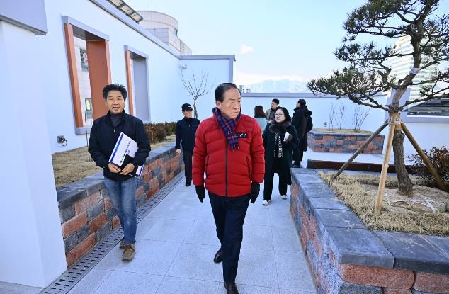 센터 방문해 점검하는 이병선 속초시장, 방원욱 속초시의회 의장 및 관계자