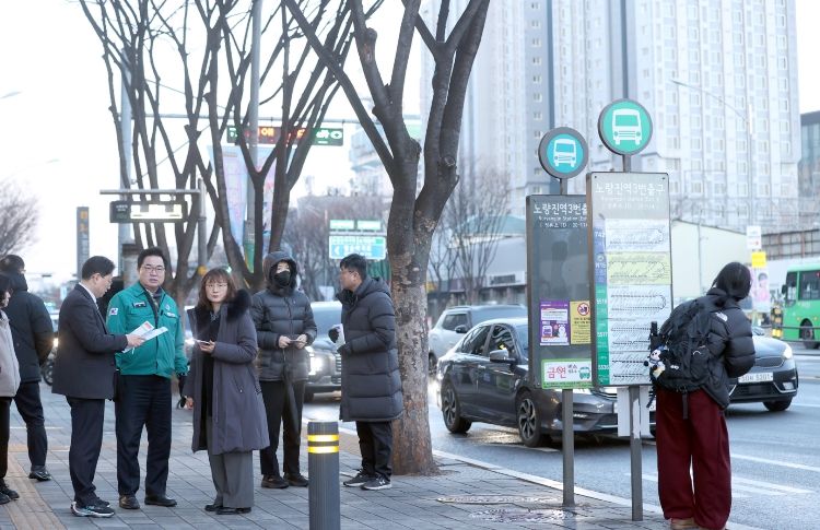 박일하 동작구청장이 서울 시내버스 파업 돌입에 따라 현장 점검을 하고 있다.