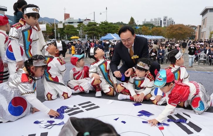 윤병태 시장과 아이들이 태극기 만들기 체험을 함께하고 있다