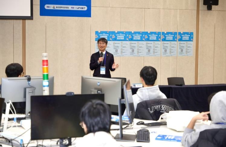 천창수 교육감이 19일 유니스트에서 열린 '제3회 인공지능 팀 과제 슈퍼컴퓨팅 청소년 캠프'에서 인사말을 하고있다