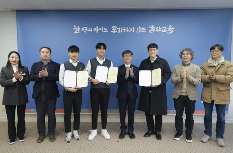 천창수 교육감이 21일 접견실에서 고헌중 김우빈 교사, 대송고 윤재준 학생, 화암고 문현서 학생에게 '안전 문화 확산 유공자 표창'을 수여하고 관계자들과 기념사진을 찍고있다.