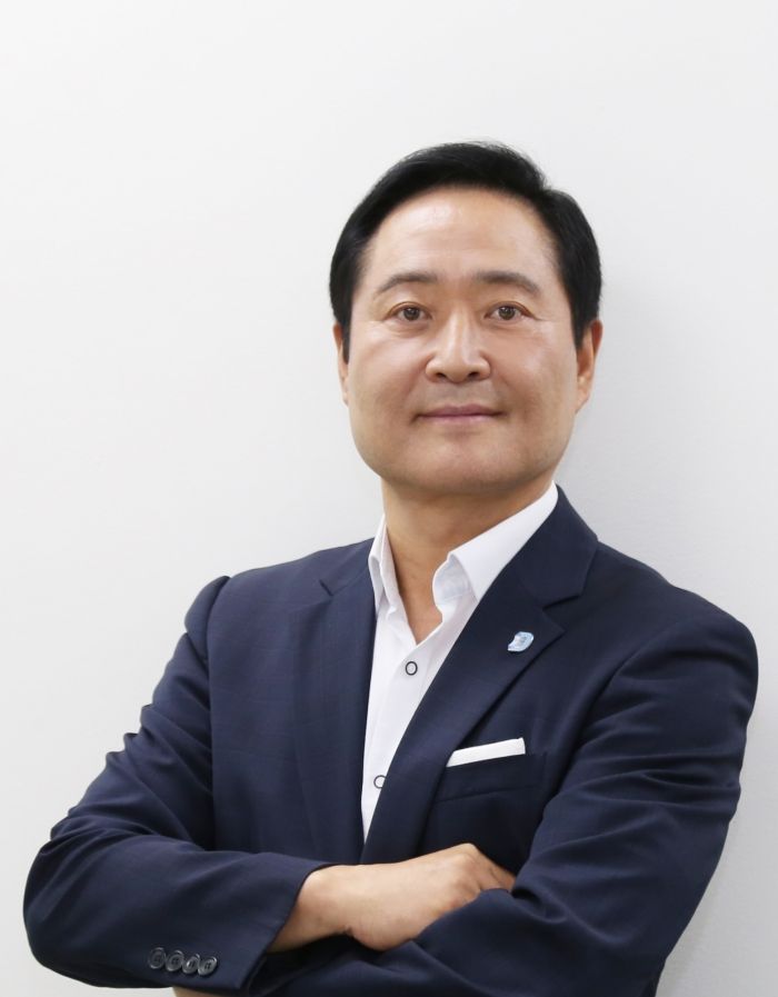 『시간을 깬, 28인의 AI 미래 통찰』을 출간한 강요식 저자