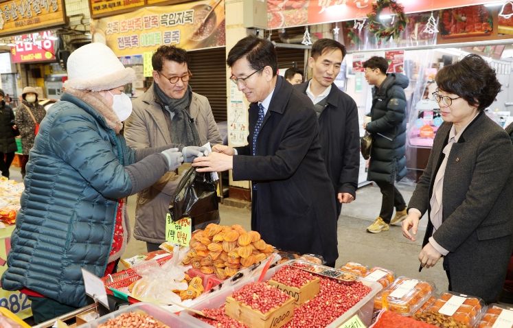 충북교육청, 설명절 앞두고 전통시장 상생 나서