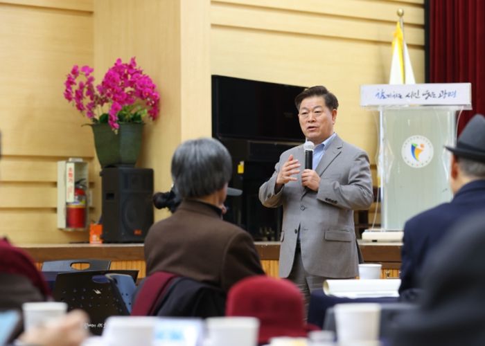 박승원 광명시장이 27일 오후 시청 대회의실에서 열린 '광명역사문화박물관 건립 포럼'에 참석해 인사말을 하고 있다.