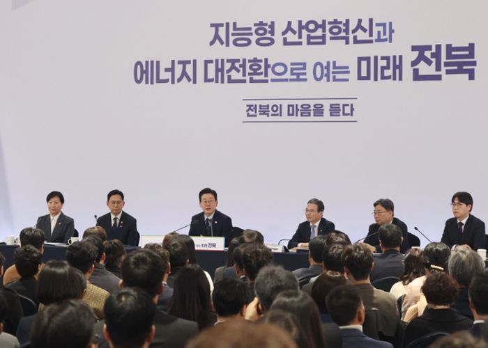 이재명 대통령이 27일 전북특별자치도 전주시 전북대학교에서 열린 '전북의 마음을 듣다' 타운홀미팅 간담회에서 발언하고 있다 사진제공=전북사진기자단