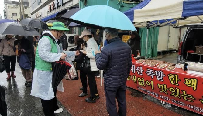 청년이 잇는 전통... 상주시청년새마을연대, 정월대보름 부럼 나눔 행사 개최