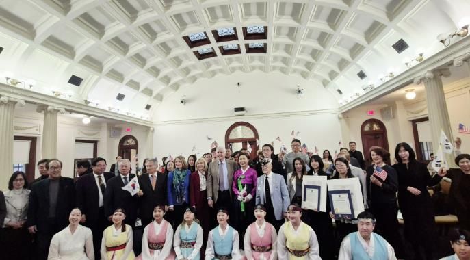 지난 2일(현지시각) 미국 뉴욕주 나소카운티 루즈벨트 행정입법부 건물에서 열린 ‘3·1운동 기념식 및 제7회 유관순상 시상식’에서 윤은미 천안시 복지정책국장과 김민선 미주한인이민사박물관장 등이 기념촬영을 하고 있다.