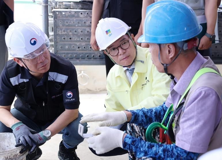 지난해 9월 정원오 성동구청장(가운데)이 김영훈 고용노동부 장관(좌측)과 함께 성동구의 건설 현장을 합동점검 중인 모습