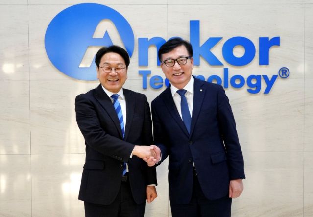 강기정 광주광역시장이 4일 북구 대촌동 앰코테크놀로지코리아 광주사업장을 찾아 이진안 앰코코리아 대표이사와 기념촬영을 하고 있다. /광주광역시 제공