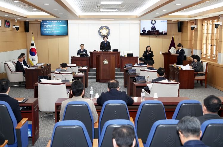 11일 태안군의회 본회의장에서 열린 제320회 태안군의회 임시회 모습.