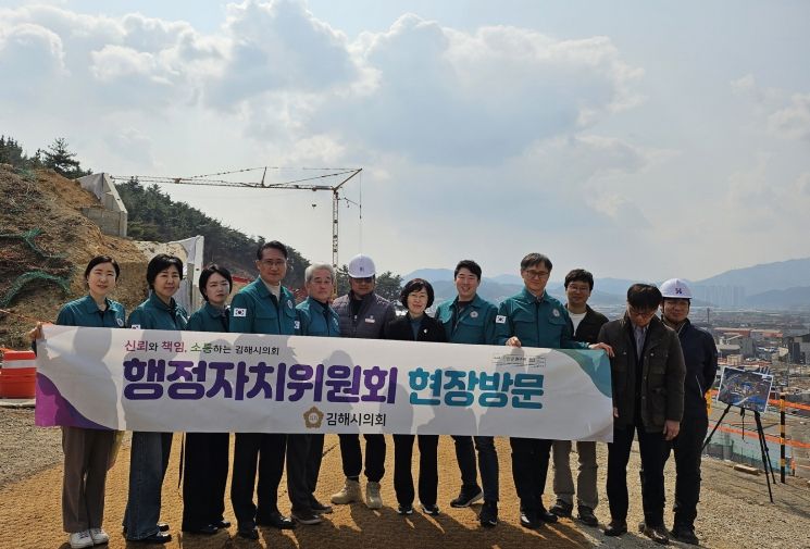 김해시의회 행정자치위원회, 현장방문 실시(내외동 생활밀착형 체육관 건립공사 현장)