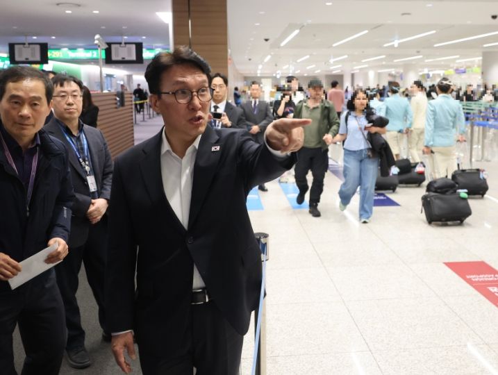 김민석 국무총리가 미국·스위스 순방을 마치고 19일 인천공항을 통해 귀국한 뒤 입국장 안전관리 상황을 점검하고 있다.