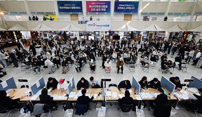 2026년 3월 16일 시청 중앙홀에서 천원주택 예비입주자 접수를 받고 있다