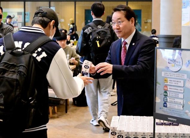 유정복 인천광역시장이 26일 연수구 연세대학교 국제캠퍼스에서 인천형 천원의 아침밥 사업 현장을 점검하고 우유를 배식하고 있다.