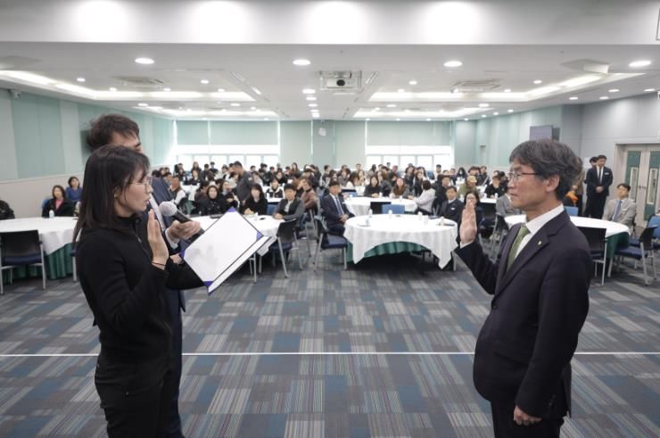 천창수 교육감과 서미경 학교운동부지도자 대표가 30일 외솔회의실에서 '청렴 일상 다지기 실천 서약' 선서를 하고있다