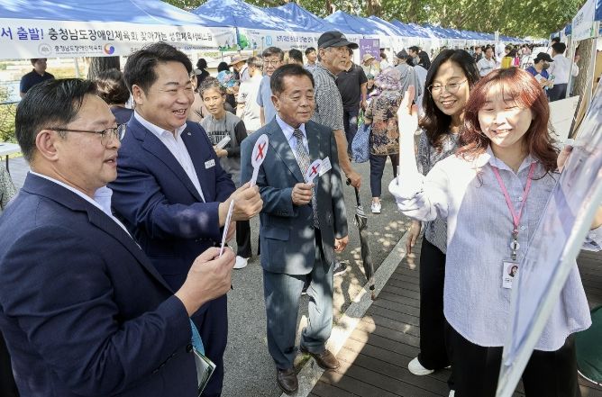 사회복지의 날 기념 ‘아산시 온마음 복지한마당’ 아산시장 등 행사 부스 방문 사진